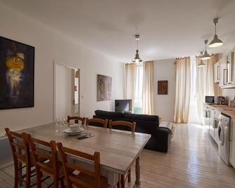 Pauillac two bedroom apartment on second floor - Blaye - Essbereich