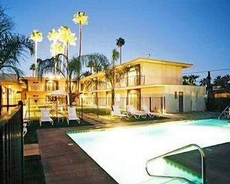 7 Springs Inn & Suites - Palm Springs - Piscina