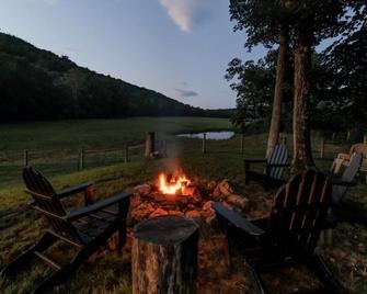 Amazing Riverside Home on the Jackson River just 10 minutes from Warm Springs! - Warm Springs - Patio