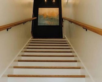 Residences on Main- Yellow Branch Suite - Walhalla - Escaleras