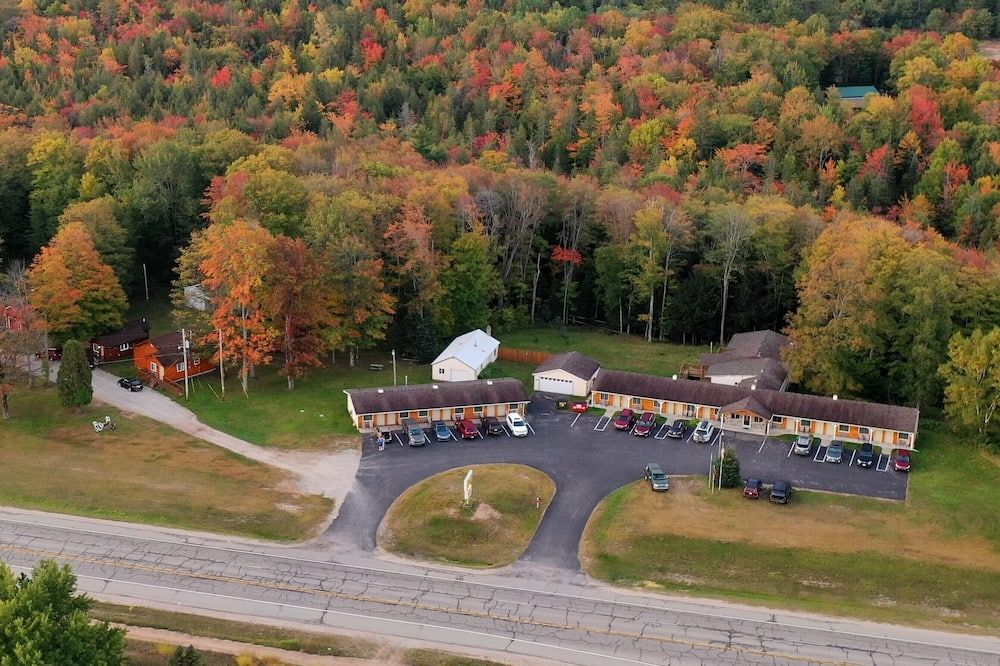 Alger Falls Motel - Munising - Outdoor view