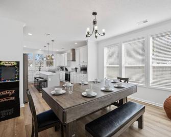 Lakefront House with Ping Pong, Pool Table, & Front Patio Stunning Views - Nevada - Dining room