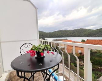 Apartments Nodilo - Standard One Bedroom Apartment with Balcony and Sea View (Apt 2) - Polače - Balkon