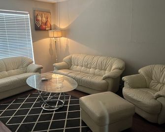 Lovely 1-Bedroom Townhome with Nice Amenities - Alief - Living room