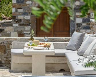 Villa Anthemion Naxos with outdoor jacuzzi - Vivlos - Patio
