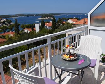 Hostel Villa Zorana - Hvar - מרפסת