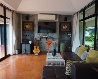 Kornwat Garden Resort - Mae Chan - Wohnzimmer