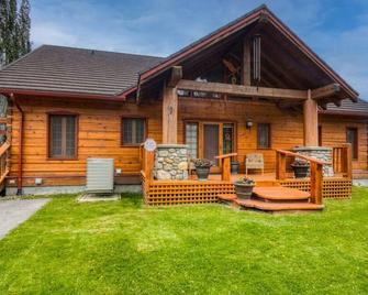 Pine Ridge, Log Home with Lake View and Backyard - Invermere - Building