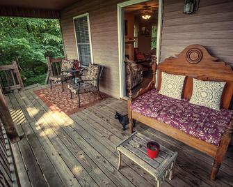 Fully Furnished Camping Cabin near Cherokee National Forest - Greeneville - Binnenhof