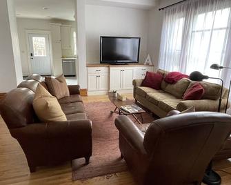 Ada’s Guesthouse- historic home close to lake, shopping, parks, trails, BVU - Storm Lake - Huiskamer