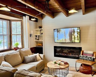 Beautifully renovated with fireplace and coffee bar - 화이트 리버 정크션 - 거실