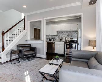 NICE two story 1/1 in virginia highlands walk to Ponce City Market and beltline - Atlanta - Living room