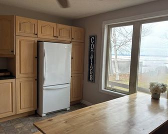 Great location and cozy cottage. Ice fishing. Walk in water entrance. Weed free - Callander - Kitchen