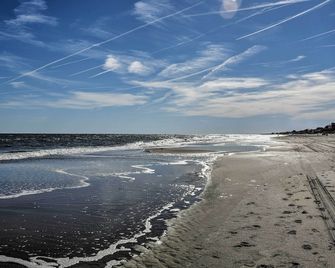 Colorful Emerald Isle Home Just Steps to Beach! - Emerald Isle - Playa