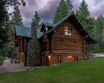 The Blue Damsel - enjoy sleeping to the peaceful sounds of Rock Creek - Clinton - Building