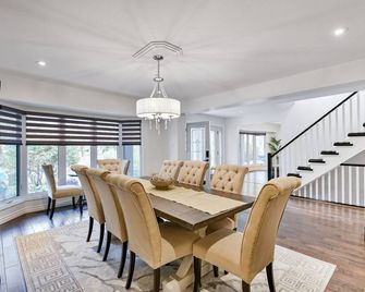 Cheerful Tuxedo House with Hot Tub - Winnipeg - Salle à manger