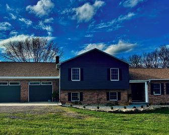 A secluded, peaceful, and newly remodeled, luxury home in the Laurel Highlands - Addison - Edificio