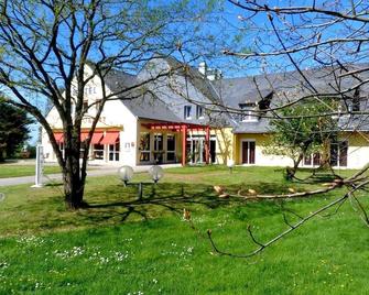 Logis Hotel De La Loire - Vair-sur-Loire - Building