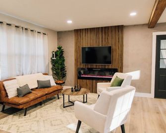 Entire Home W/ Beautiful Backyard In Sugarcreek, Ohio - Sugarcreek - Sala de estar