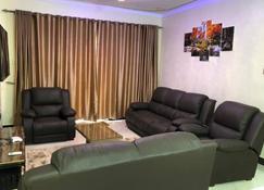Lovely 2 Bed Apartment in Entebbe - Entebbe - Living room