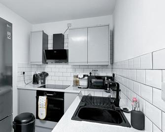 Luxurious 1 Bedroom Apartment Sleeps 3-4 - Manchester - Kitchen