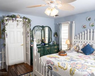 Equinox Inn at Biscuit Hill - Canyon Lake - Bedroom