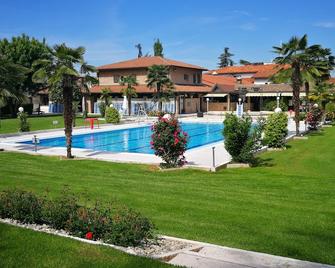 Best Western Plus Hotel Modena Resort - Formigine - Zwembad