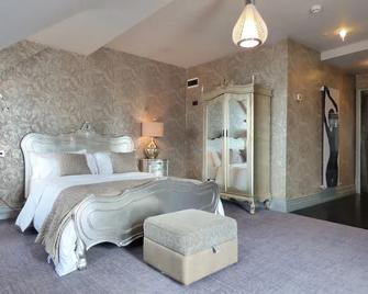 Me & Mrs Jones - Portstewart