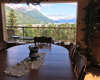 Turnagain View Lodge and Wedding Venue - Indian - Balcón