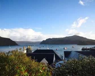 The Royal Hotel - Portree - Bar