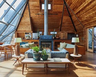 The Legendary Pyramid House - Sayville - Sala de estar