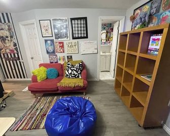 Cozy Brownstone Garden Level Studio with Backyard - Brooklyn - Huiskamer