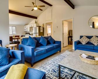 Pet-Friendly Pocono Lake Home with Fire Pit and Deck! - Pocono Pines - Living room