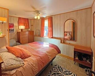 Lakefront cabin in VT's Northeast Kingdom on the VAST trail. - Derby - Bedroom