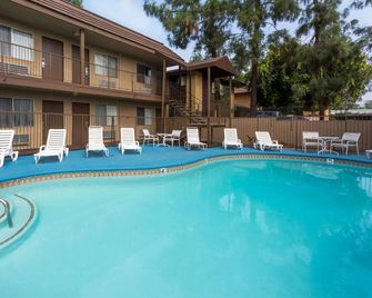 Days Inn San Bernardino Near San Manuel Casino - San Bernardino - Πισίνα