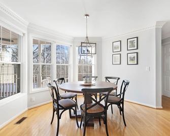Lakefront, Swimming pool family home minutes from downtown Nashville - Hendersonville - Dining room