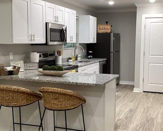 Charming 3-bedroom house with WiFi in downtown Sheridan - Sheridan - Kitchen
