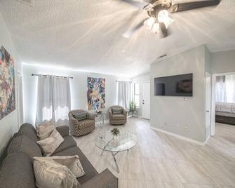 Right At Home-Midland Northtown Place - Midland - Living room
