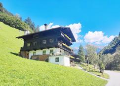Pretty Holiday Home in Mayerhofen with Balcony - Mayrhofen - Building