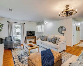 Game Room And Yard Pet-Friendly Round Ro - Round Rock - Living room