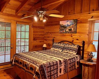 River Front Log Cabin- Hot Tub-Tubing on the River, Pet Friendly. - Blairsville - Habitación