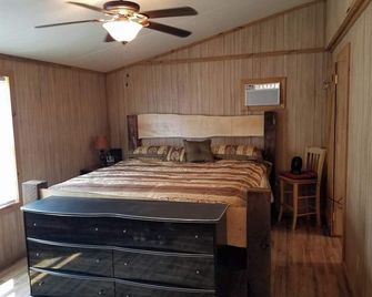 The Sandstone log home 3BR 2BA - Genoa - Bedroom