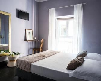 5 Terre Inn Affittacamere - La Spezia - Schlafzimmer