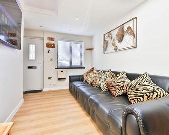 Luxury Cosy Central Detached Cardiff Bungalow with Free Parking - Cardiff - Living room