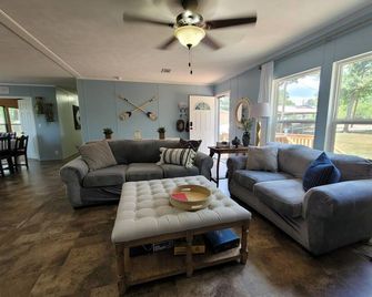 Relaxing newly-renovated 3/2 lakeside retreat with private dock - Huntsville - Living room