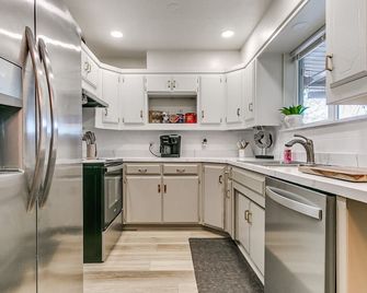 Quiet 3-bedroom house in El Reno Near I-40 and Expo Center - El Reno - Kitchen