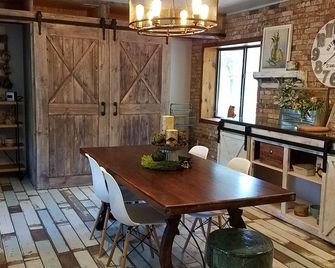 Interior Designer Farm-Style Accommodations in the Pines - Prescott - Dining room