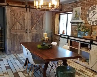 Interior Designer Farm-Style Accommodations in the Pines - Prescott - Comedor