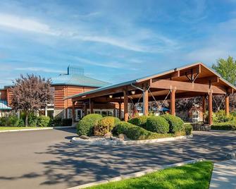 Enjoy Stunning Views Across the Columbia River! 3 Relaxing Cabins, Outdoor Pool - Boardman - Gebäude