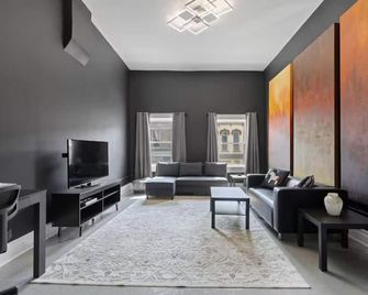 Spacious Luxury Black Downtown Apartment - Minutes From Wec! - Wilmington - Wohnzimmer